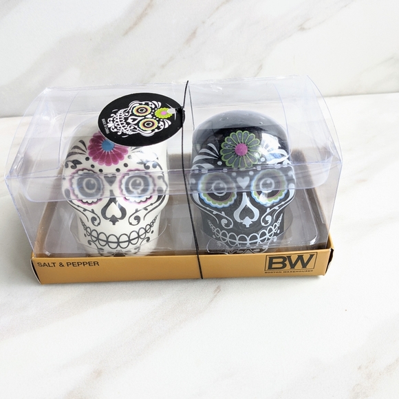 BOSTON WAREHOUSE Sugar Skull Salt & Pepper Shakers - Picture 6 of 6